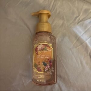 NEW Bath & Body Works STRAWBERRY SNOWFLAKES Foaming Hand Soap, 8.75 oz